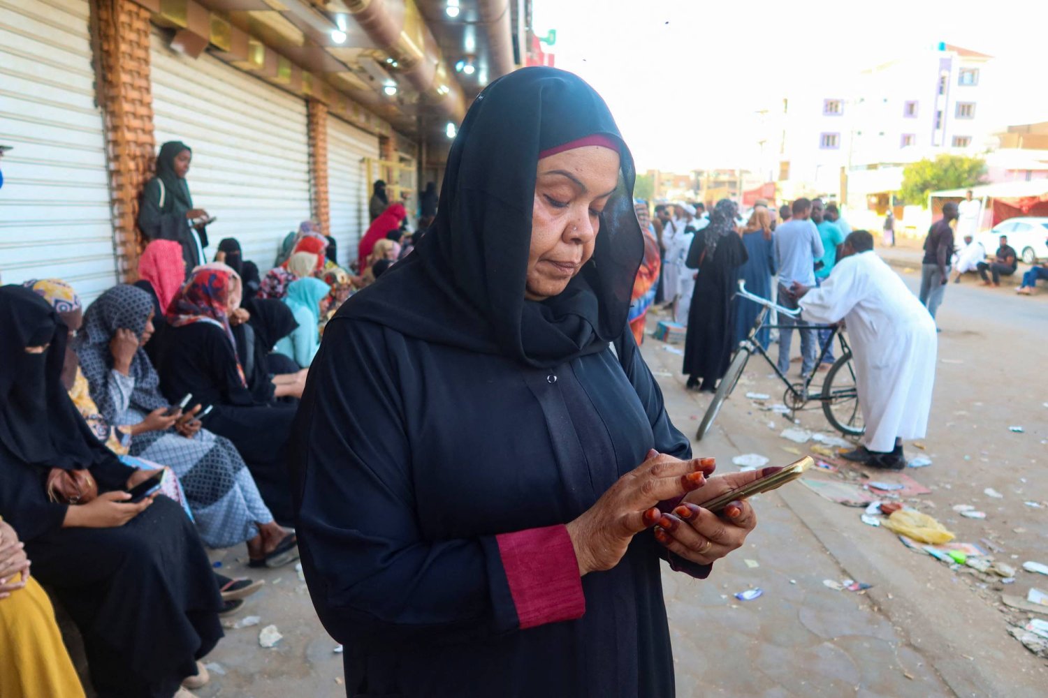سيدة سودانية تحاول الدخول على شبكة الإنترنت الفضائي في مدينة أم درمان الشهر الماضي (رويترز)
