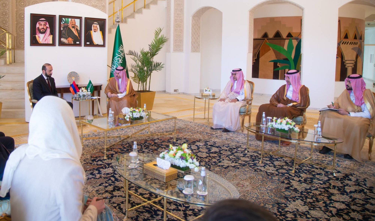 الأمير فيصل بن فرحان خلال استقباله أرارات ميرزويان في مقرّ الخارجية السعودية بالرياض (واس)