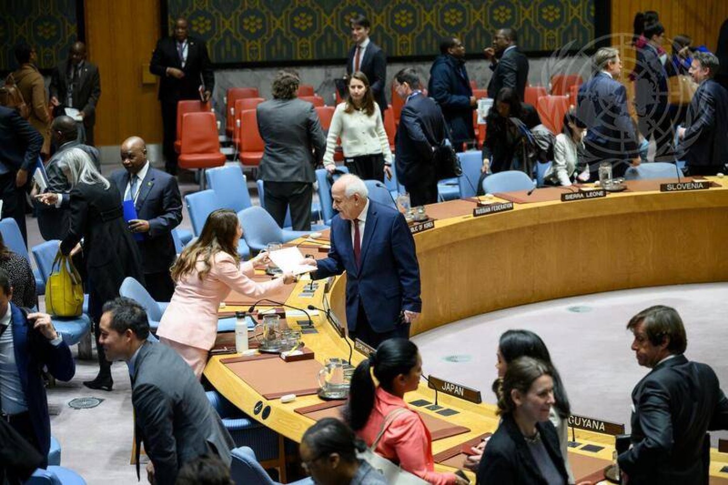 المندوب دولة فلسطين المراقبة رياض منصور يصافح رئيسة مجلس الأمن للشهر الجاري المندوبة المالطية فانيسا فرايزر (صور الأمم المتحدة)