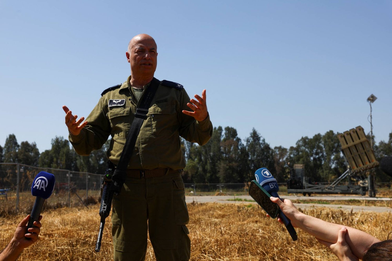 القائد السابق للقوات الجوية الإسرائيلية دورون غافيش متحدثاً إلى الصحافيين (رويترز)
