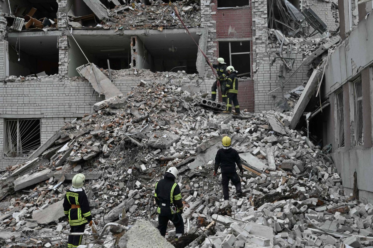 رجال إنقاذ أوكرانيون يزيلون الأنقاض من مبنى مدمر بعد هجوم صاروخي روسي على مدينة تشيرنيهيف بأوكرانيا 17 أبريل 2024 (أ.ف.ب)