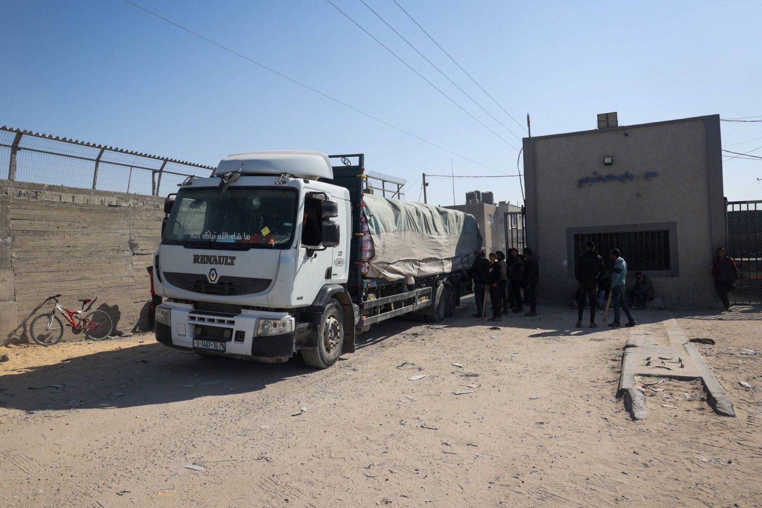 شاحنة تحمل مساعدات إنسانية تصل لمعبر كرم أبو سالم الحدودي (أ.ف.ب)
