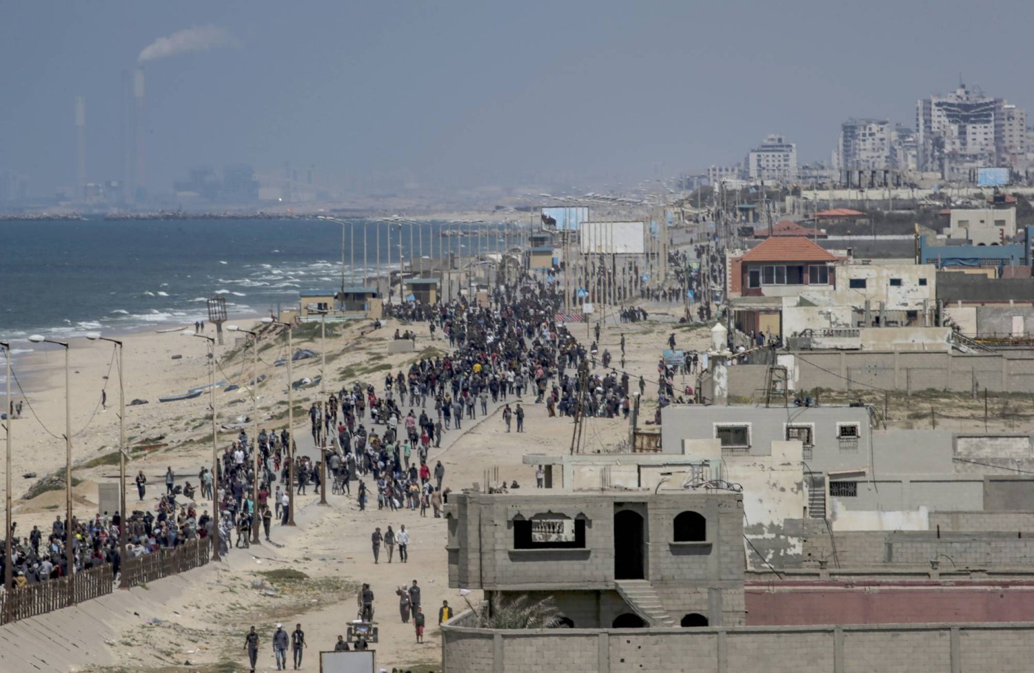 نازحون فلسطينيون في جنوب قطاع غزة (إ.ب.أ)