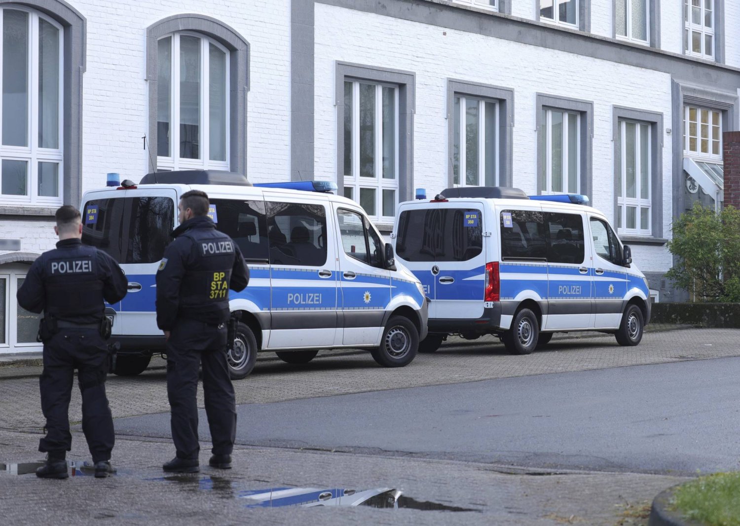 عناصر شرطة يقفون بالقرب من مبنى يتم تفتيشه في سولينغن بألمانيا الأربعاء 17 أبريل 2024 (أ.ب)