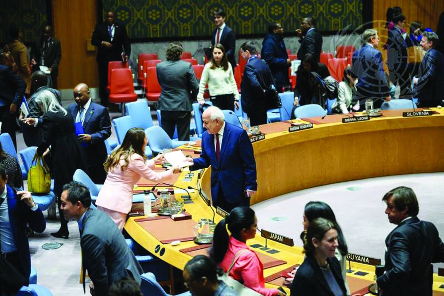 المندوب دولة فلسطين المراقبة رياض منصور يصافح رئيسة مجلس الأمن للشهر الحالي المندوبة المالطية فانيسا فرايزر (صور الأمم المتحدة)