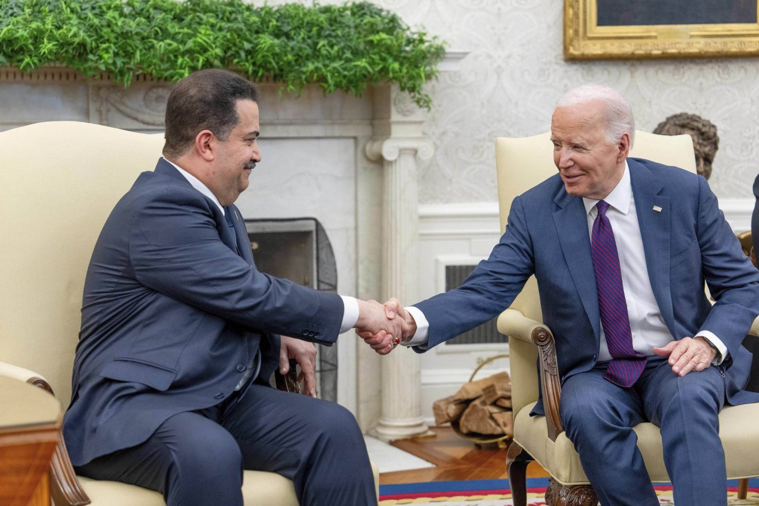 
الرئيس الأميركي جو بايدن يصافح رئيس الوزراء العراقي محمد شياع السوداني في مستهل لقاء ثنائي بالمكتب البيضاوي في البيت الأبيض يوم الاثنين 15 أبريل 2024 (د.ب.أ)