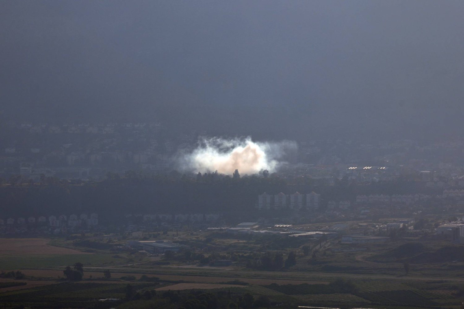 دخان يتصاعد من بلدة حدودية إسرائيلية نتيجة إطلاق صاروخ من جنوب لبنان كما يُرى من إسرائيل (إ.ب.أ)