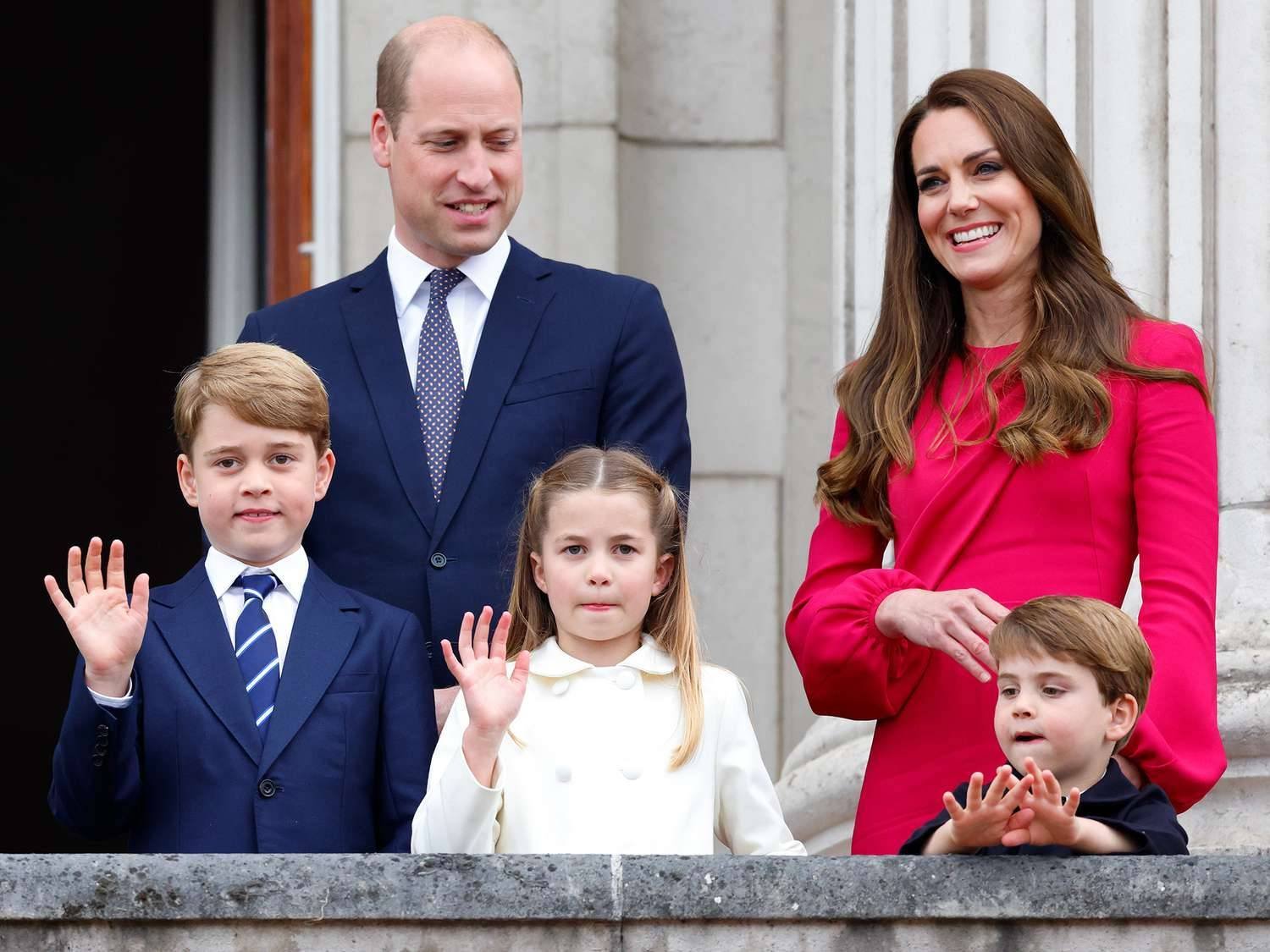 غاب الأمير ويليام عن ارتباطاته الرسمية منذ إعلان إصابة كيت بالسرطان في محاولة من الزوجين وأطفالهما الثلاثة الصغار للتأقلم مع تأثير هذه الصدمة (رويترز)