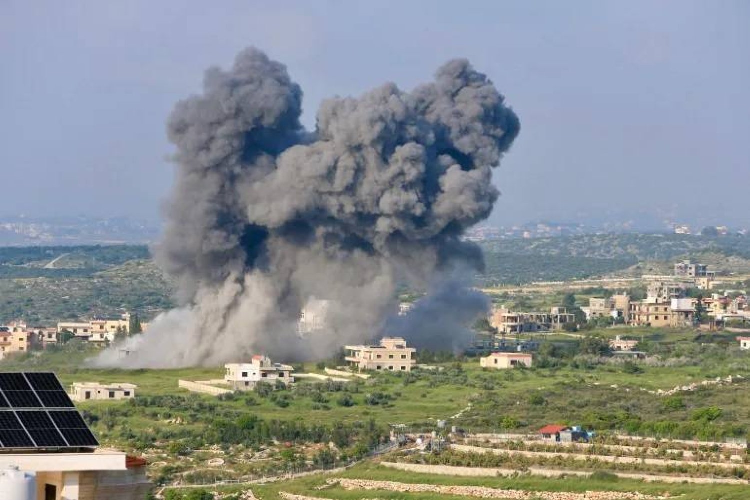 دخان متصاعد من موقع غارة إسرائيلية استهدفت جنوب لبنان (أ.ف.ب)