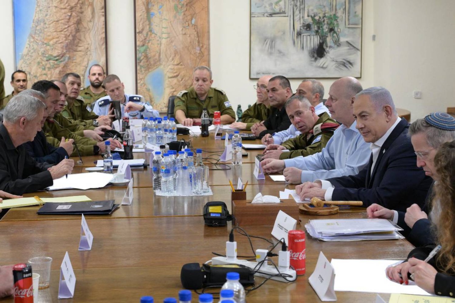 رئيس الوزراء الإسرائيلي بنيامين نتنياهو مجتمعاً بمجلس الحرب في تل أبيب (دي بي أي)