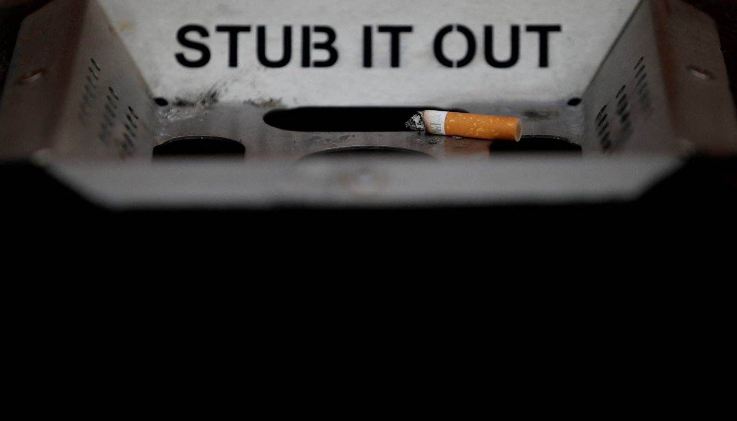 الإقلاع عن التدخين أهم خطوة يمكن اتخاذها للحد من مخاطر أمراض الرئة والقلب (رويترز)