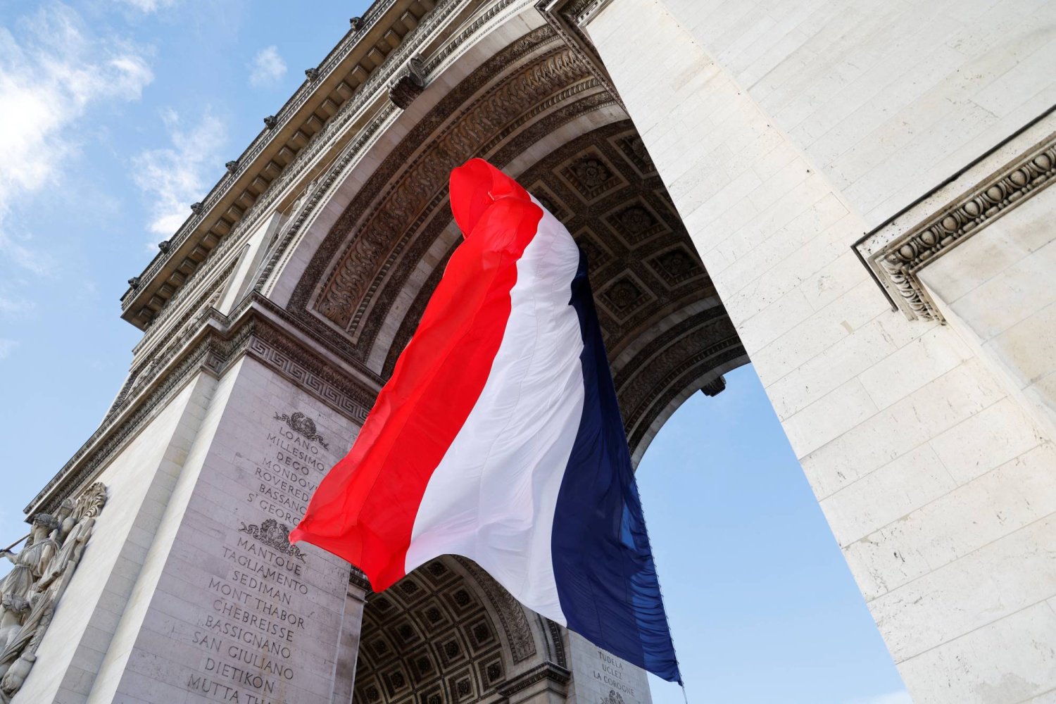 العَلم الفرنسي تحت قوس النصر (رويترز)