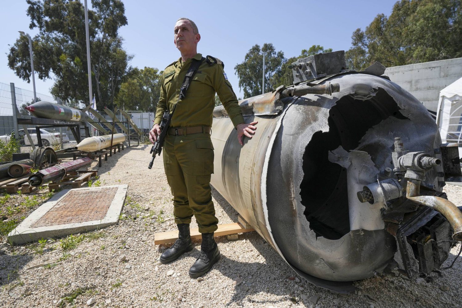 المتحدث العسكري الإسرائيلي الأدميرال دانيال هاغاري يعرض لوسائل الإعلام أحد الصواريخ الباليستية الإيرانية التي اعترضتها إسرائيل خلال عطلة نهاية الأسبوع في قاعدة جولس العسكرية جنوب إسرائيل الثلاثاء 16 أبريل 2024 (أ.ب)