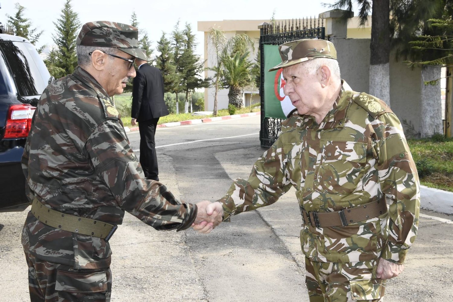رئيس أركان الجيش الجزائري في لقاء سابق مع قائد القوات البرية (وزارة الدفاع)