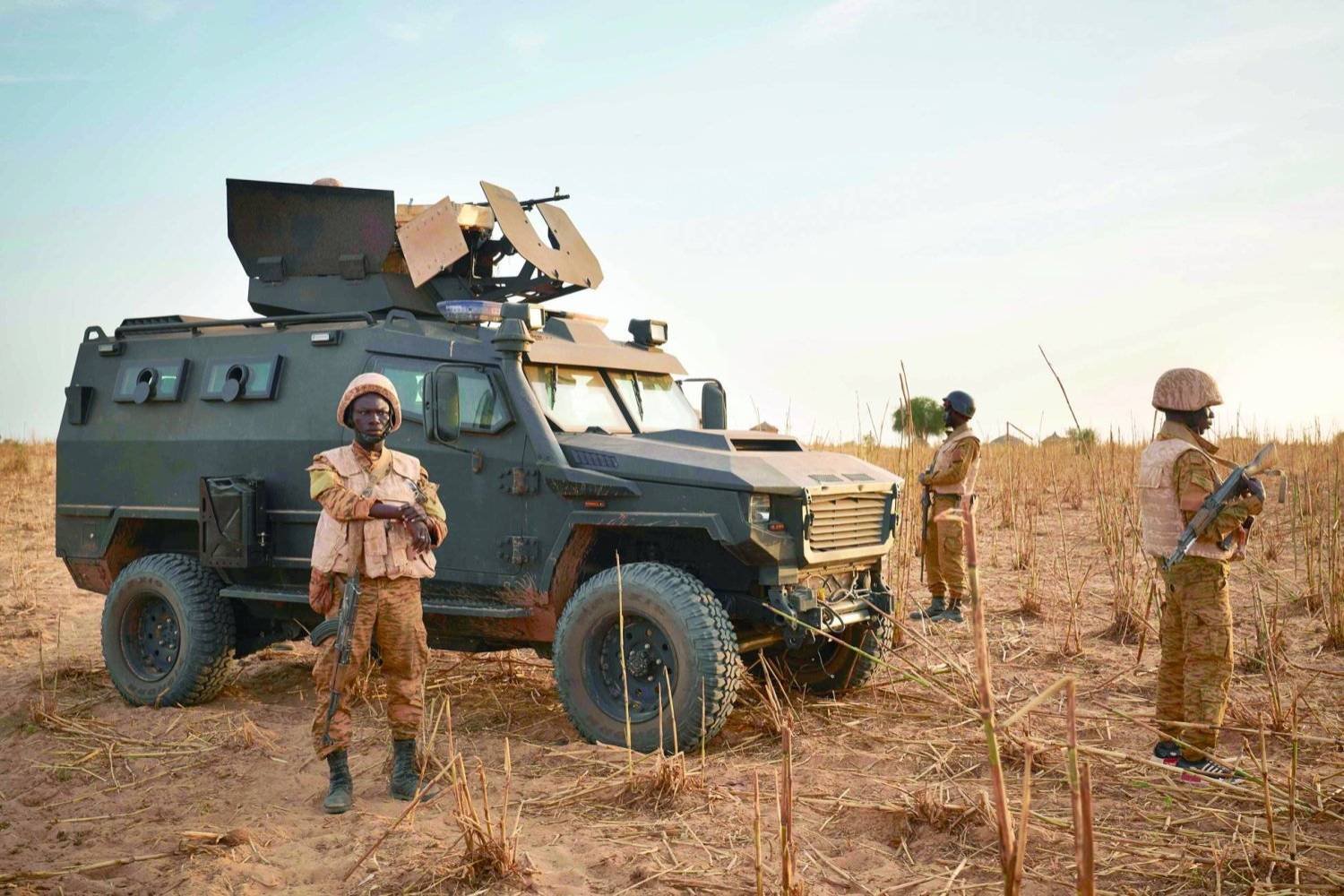 جنود من جيش بوركينا فاسو بمنطقة سوم على طول الحدود مع مالي في نوفمبر 2019 (أ.ف.ب)
