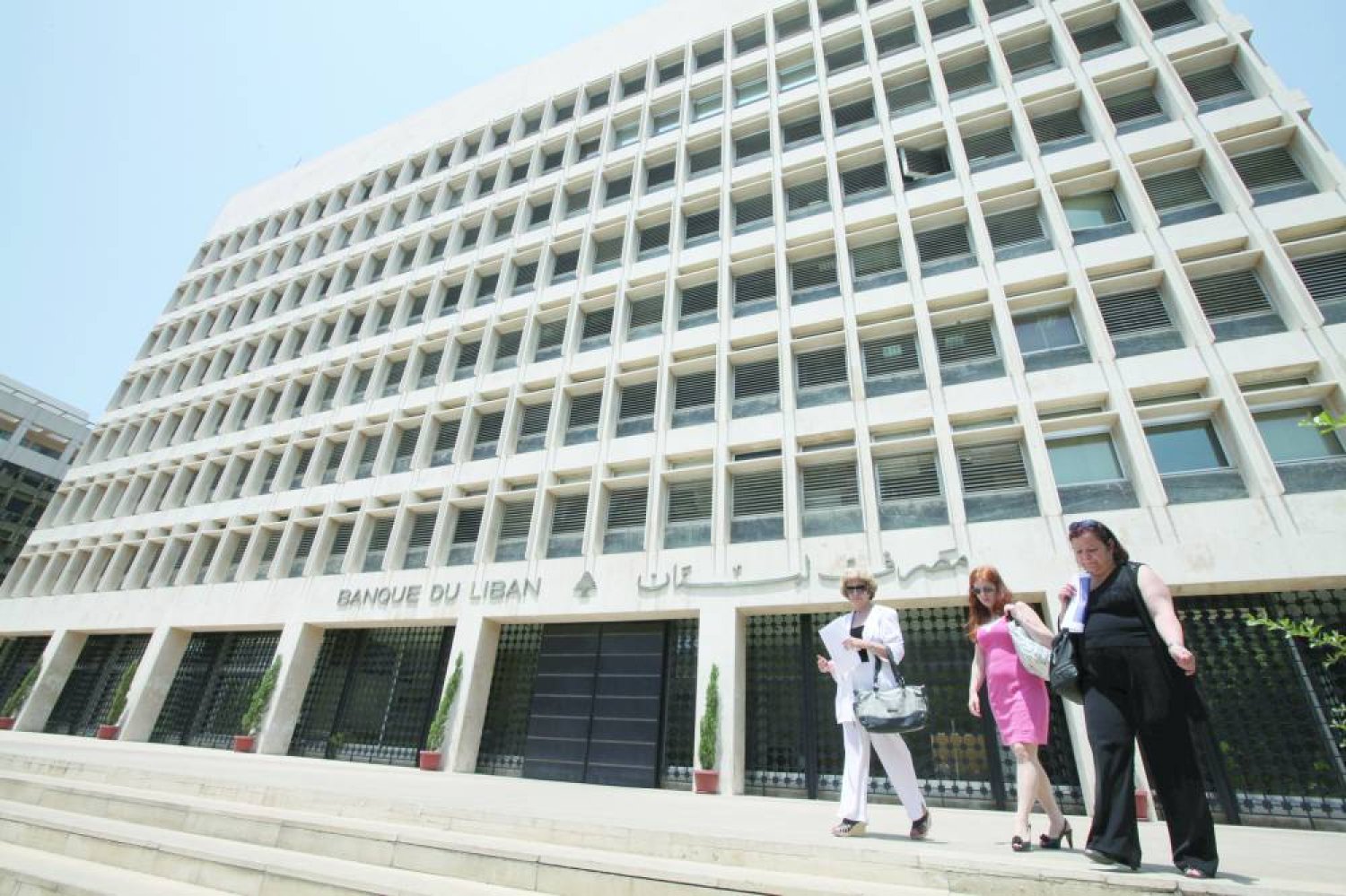 هل ينجح مصرف لبنان في الحد من اقتصاد الكاش لمكافحة تبييض الأموال؟ (رويترز)