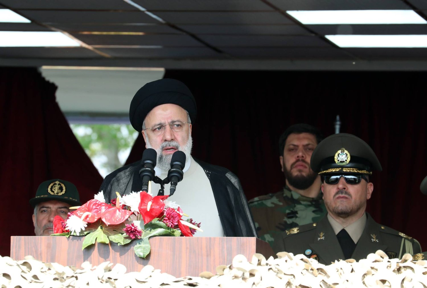 الرئيس الإيراني إبراهيم رئيسي خلال خطاب في قاعدة عسكرية بطهران 17 أبريل (إ.ب.أ)