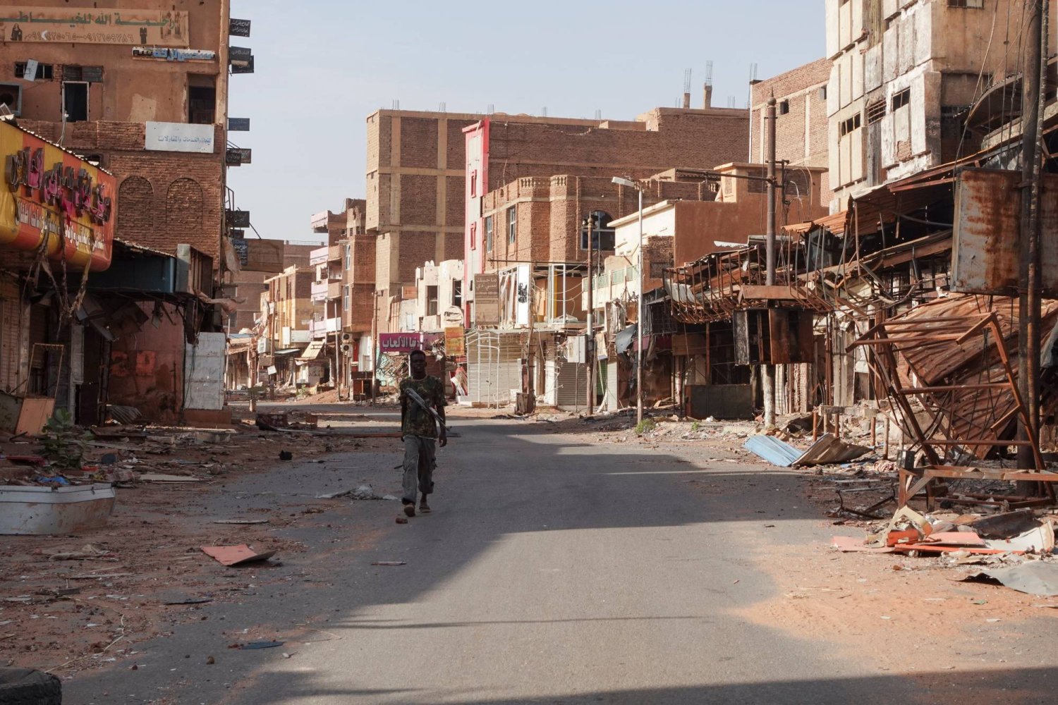 عنصر من الجيش السوداني يمرّ بين منازل متضررة جراء الحرب مطلع الشهر في مدينة أم درمان بالخرطوم (رويترز)