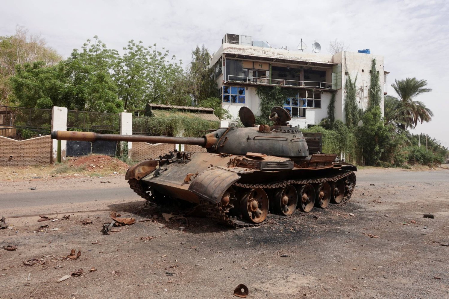 دبابة مدمرة نتيجة الحرب بين الجيش السوداني وقوات الدعم السريع في أم درمان (رويترز)