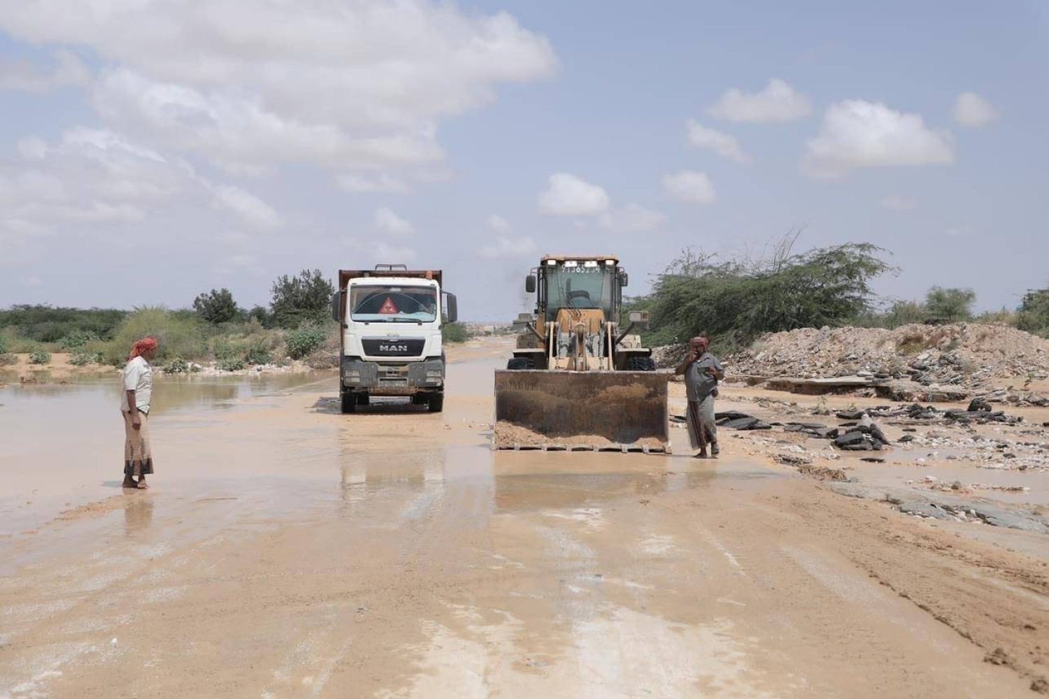 السلطات اليمنية بدأت فتح الطرقات وإزالة آثار السيول في المهرة (إعلام حكومي)