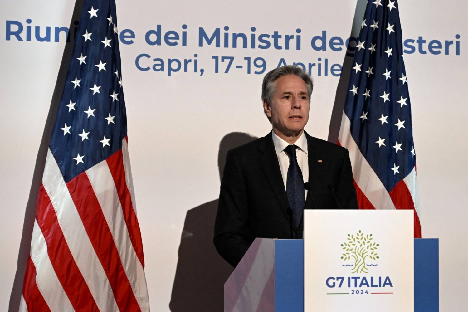 وزير الخارجية الأميركي أنتوني بلينكن خلال مؤتمر صحافي في اليوم الأخير من اجتماع وزراء خارجية مجموعة السبع في جزيرة كابري الإيطالية في 19 أبريل 2024 (أ.ف.ب)