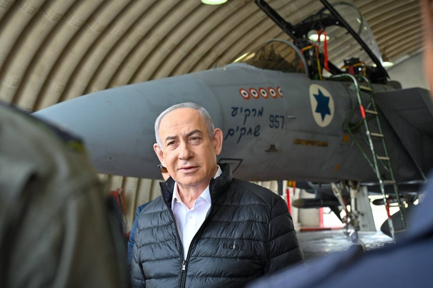 نتنياهو خلال زيارته قاعدة جوية في مدينة رحوبوت في 11 أبريل الحالي (د.ب.أ)