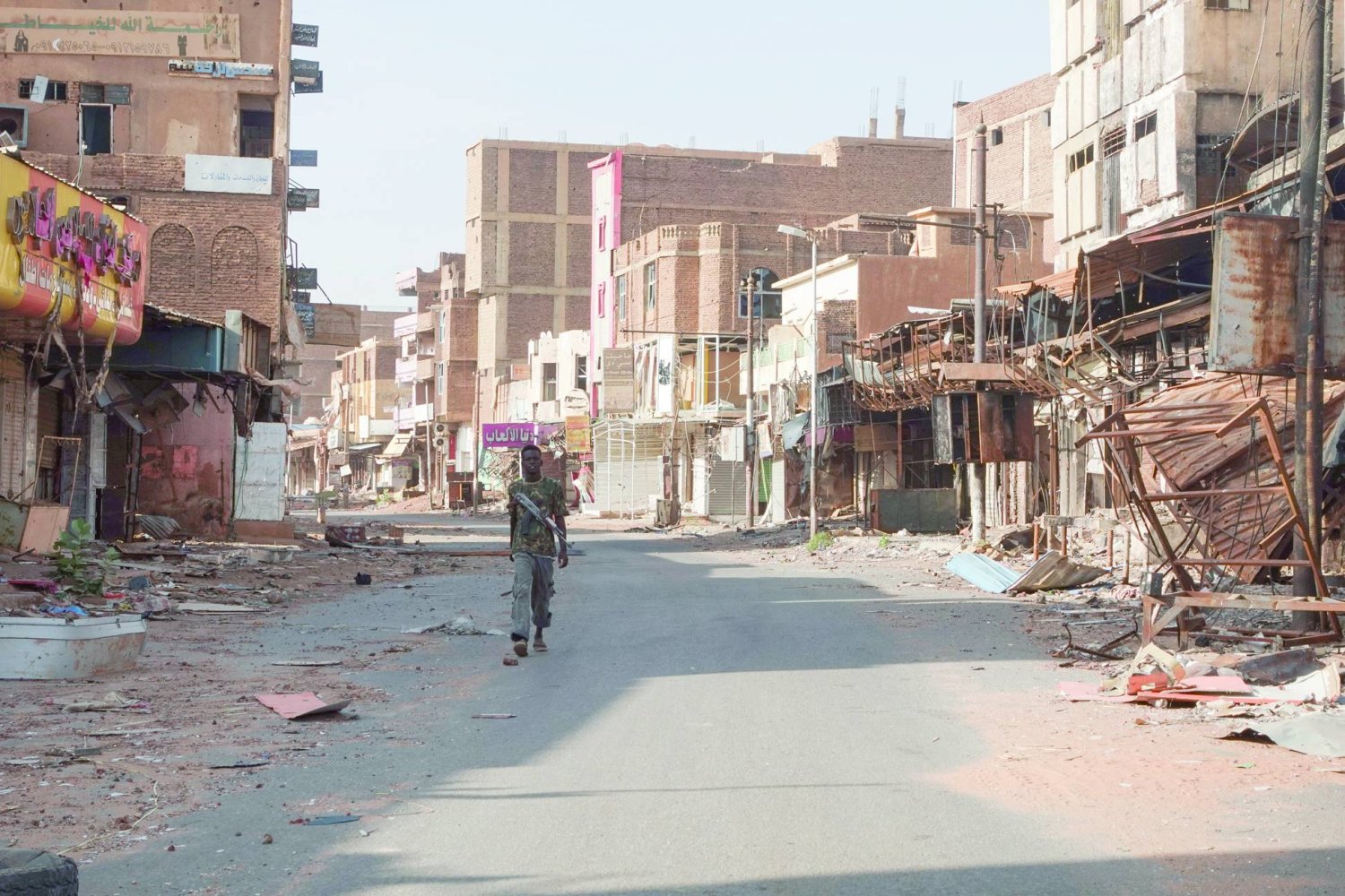 آثار الدمار والمنازل المتضررة جراء الحرب في مدينة أم درمان 7 أبريل (رويترز)