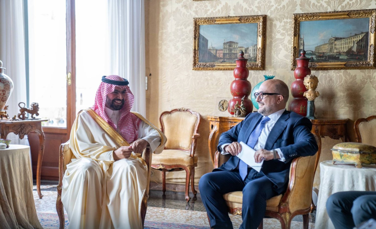 الأمير بدر بن عبد الله بن فرحان لدى لقائه الوزير جينارو سانجيوليانو (وزارة الثقافة السعودية)