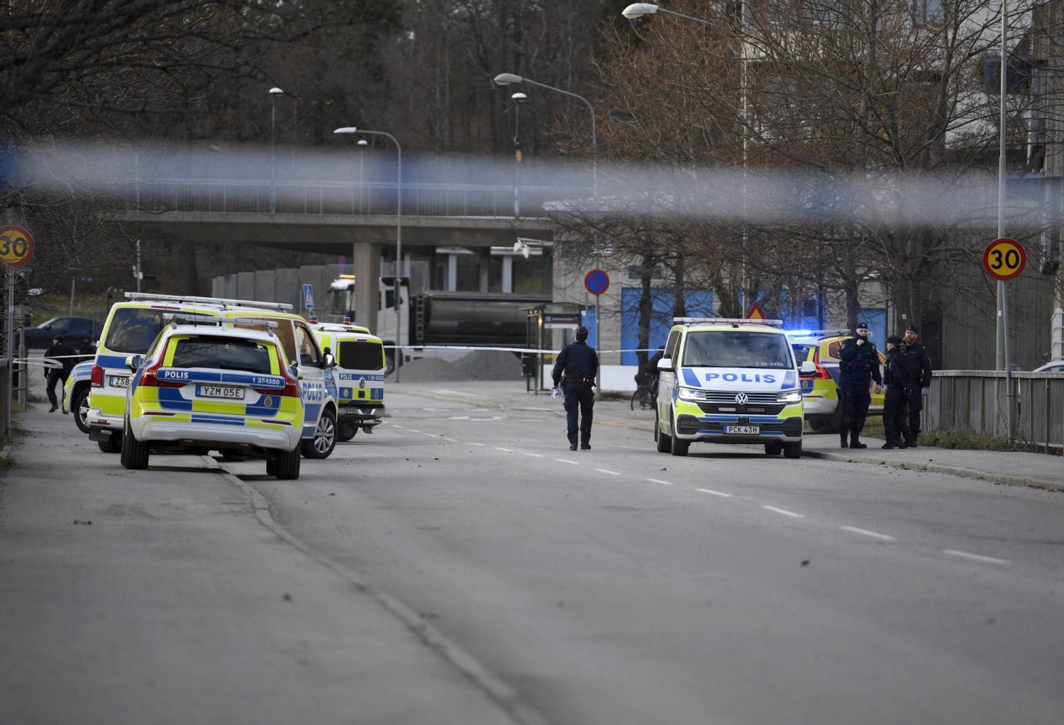 أفراد من شرطة السويد في مسرح جريمة قتل باستوكهولم 10 أبريل (نيسان) 2024 (رويترز)
