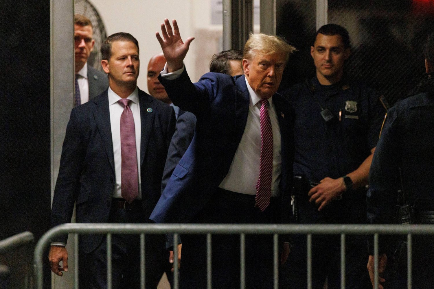 الرئيس الأميركي السابق والمرشح الجمهوري دونالد ترمب يلوح بيده للصحافيين قبيل حضور محاكمته في نيويورك (رويترز)