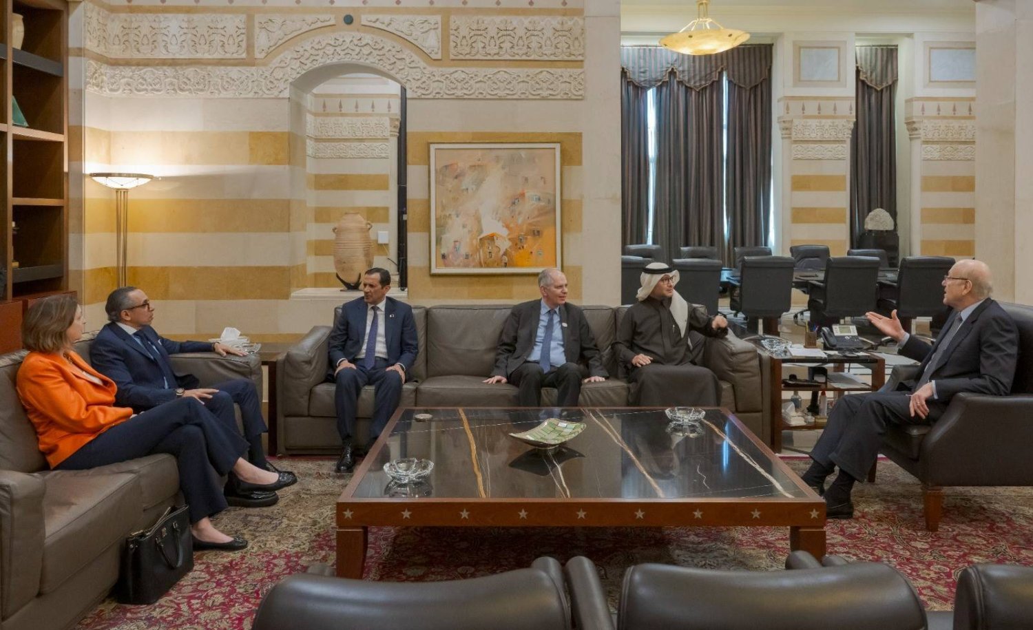 سفراء «اللجنة الخماسية» في اجتماع سابق مع رئيس حكومة تصريف الأعمال نجيب ميقاتي (الشرق الأوسط)
