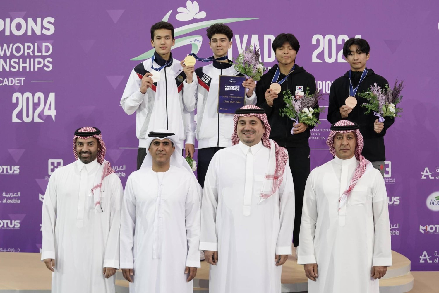 الأمير فهد بن جلوي والقاسمي لدى تتويج الفائزين في فئة الرجال (الشرق الأوسط)