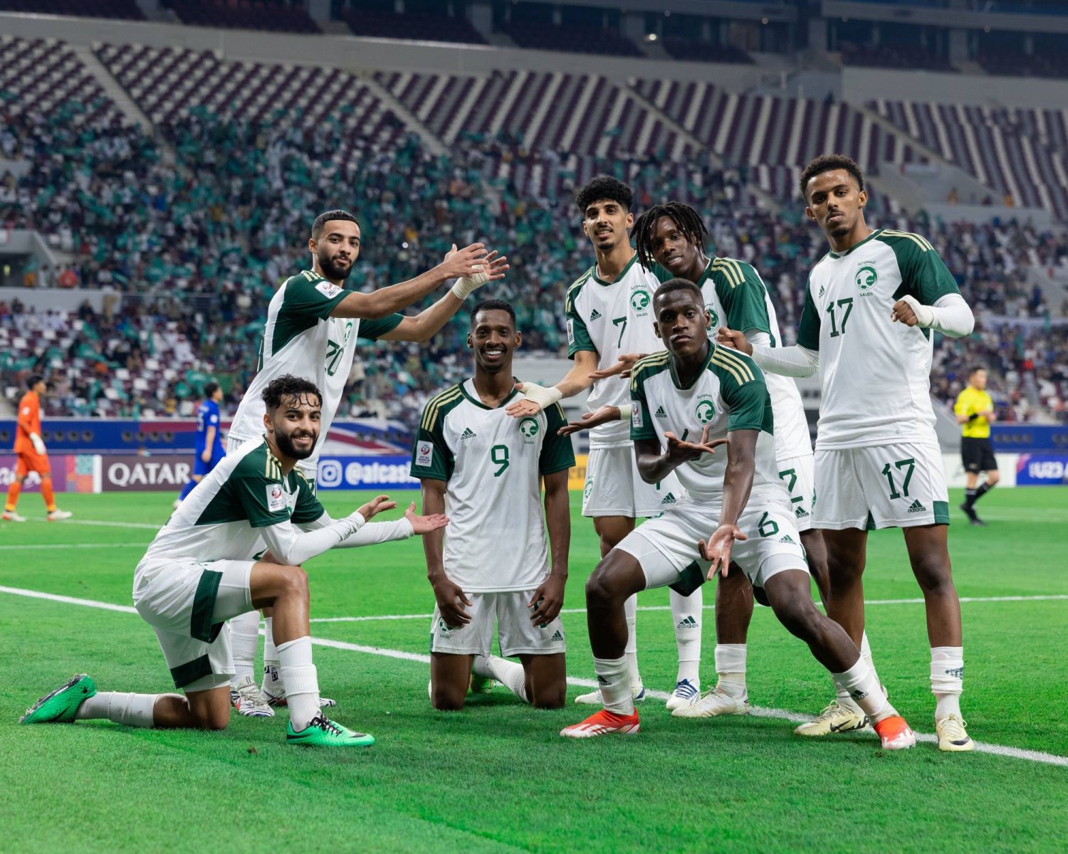 لاعبو الأخضر يحتفلون مع زميلهم رديف بعد أحد أهدافه في شباك تايلاند (المنتخب السعودي)