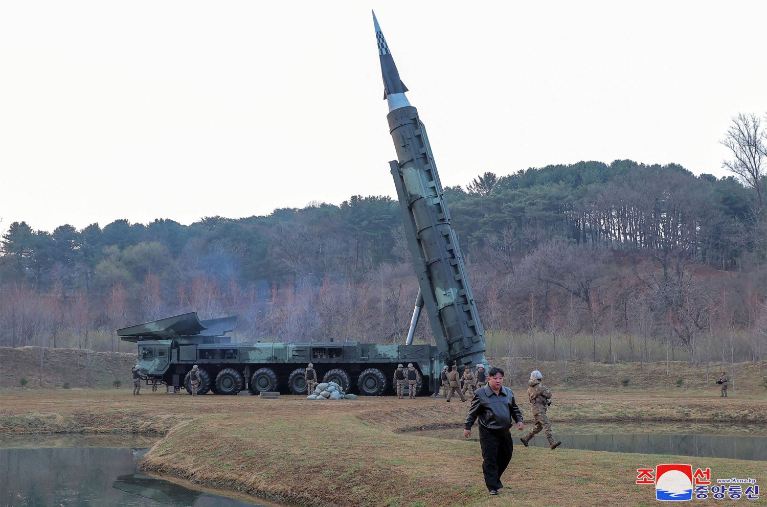 الزعيم الكوري الشمالي كيم جونغ أون يشرف على اختبار لإطلاق صاروخ باليستي يعمل بالوقود الصلب (أرشيفية ـ ا.ف.ب)