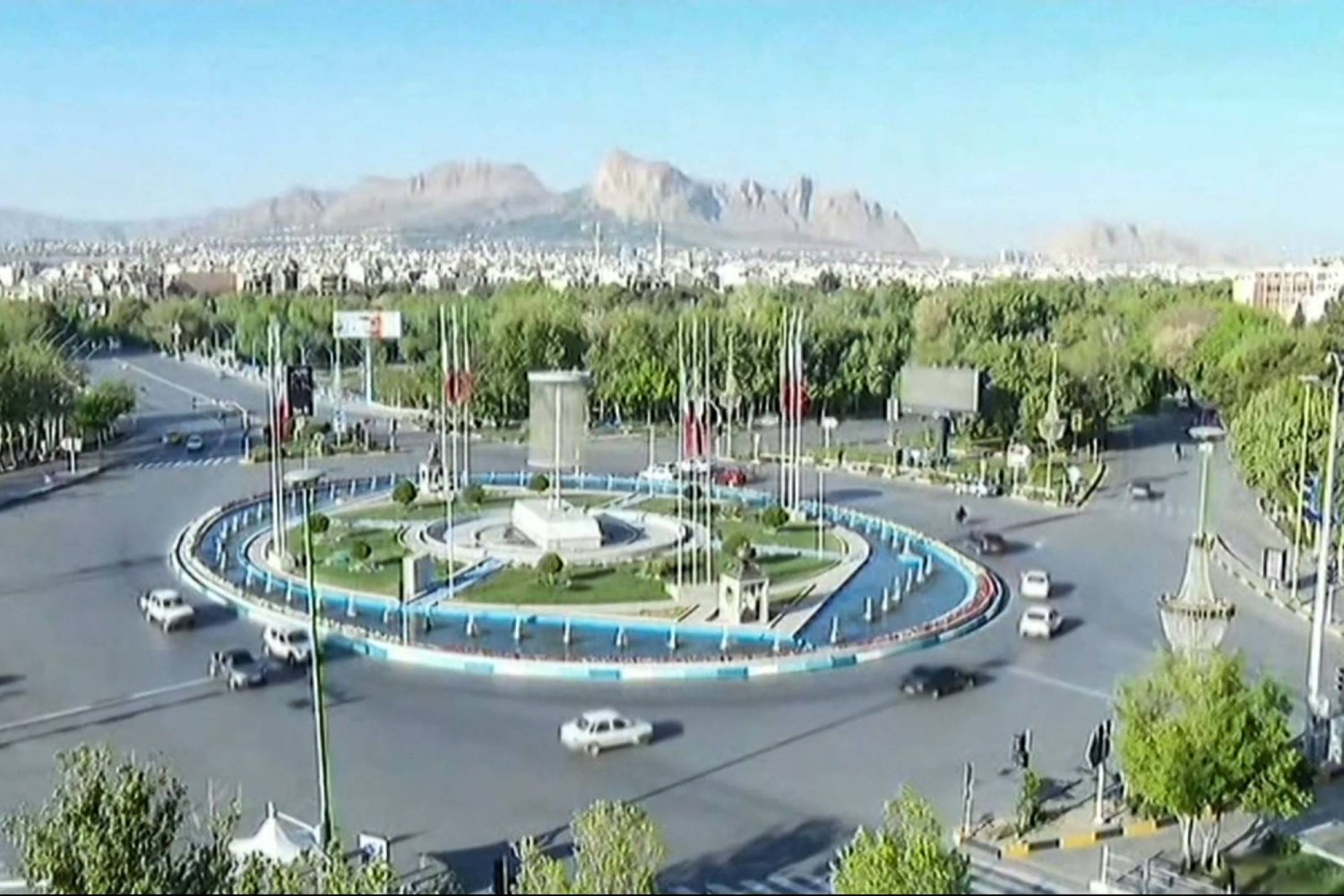 لقطات بثّها التلفزيون الرسمي يوم أمس من ميدان على طريق مطار أصفهان وسط إيران (أ.ف.ب)