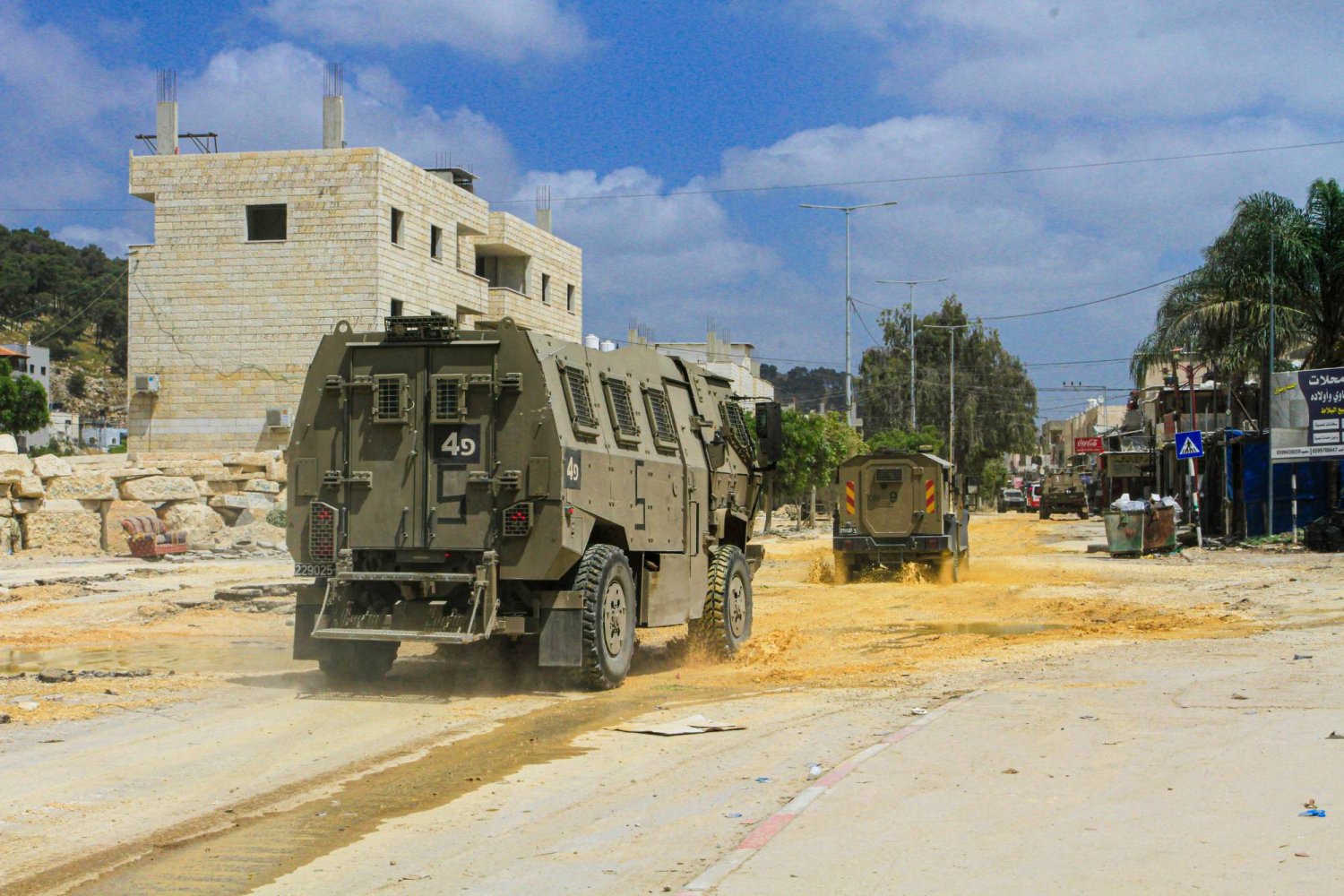 وحدات عسكرية إسرائيلية تمر عبر مخيم نور شمس للاجئين في الضفة الغربية (د.ب.أ)