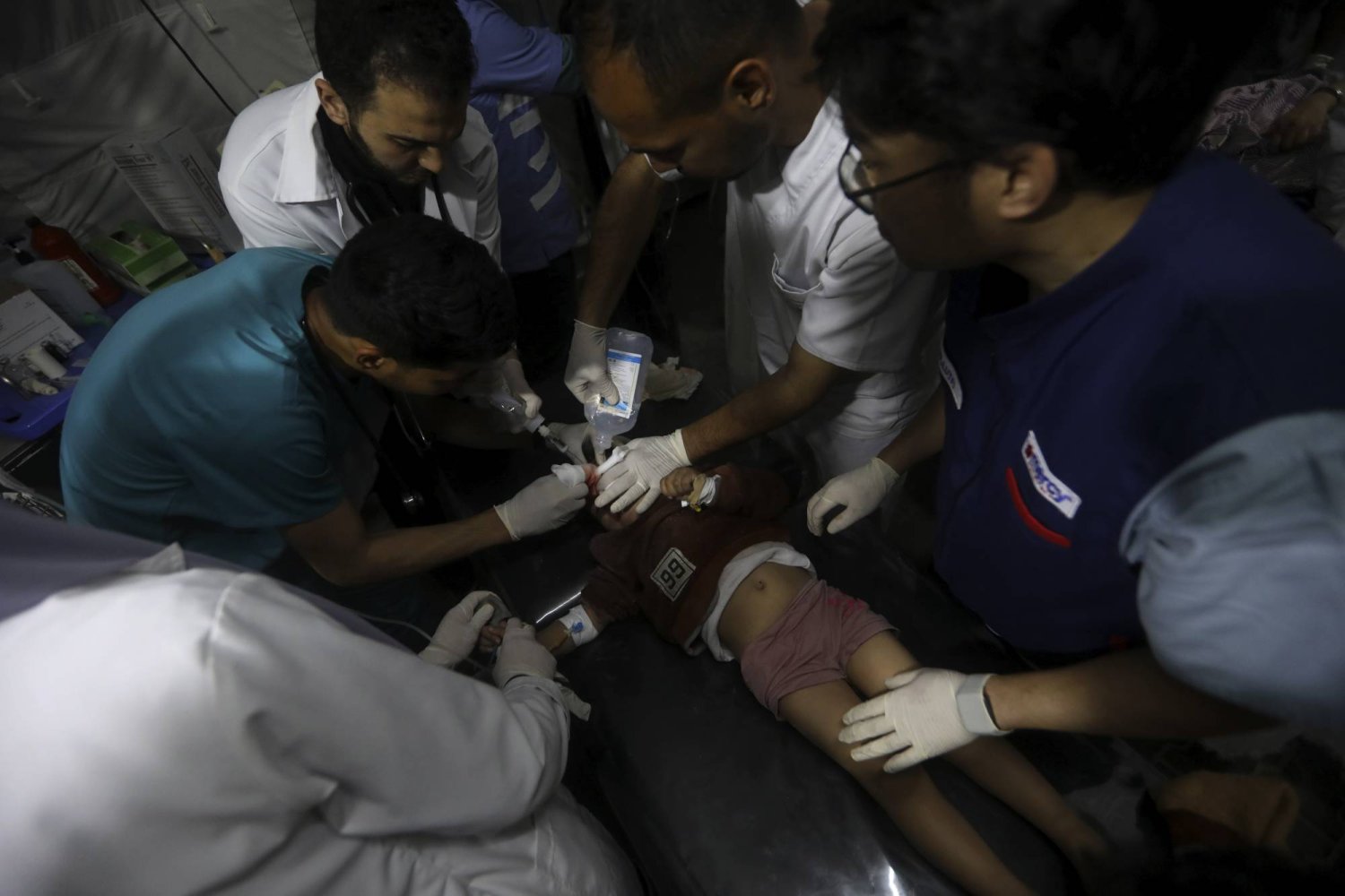 مسعفون يعالجون جريحاً في المستشفى الكويتي بغزة (أ.ب)