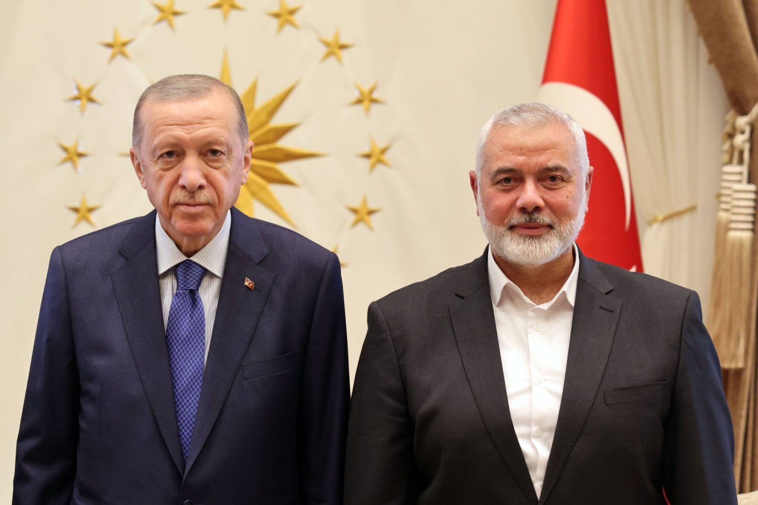 الرئيس التركي رجب طيب إردوغان يلتقي رئيسَ المكتب السياسي لمنظمة «حماس» الفلسطينية إسماعيل هنية اليوم (د.ب.أ)