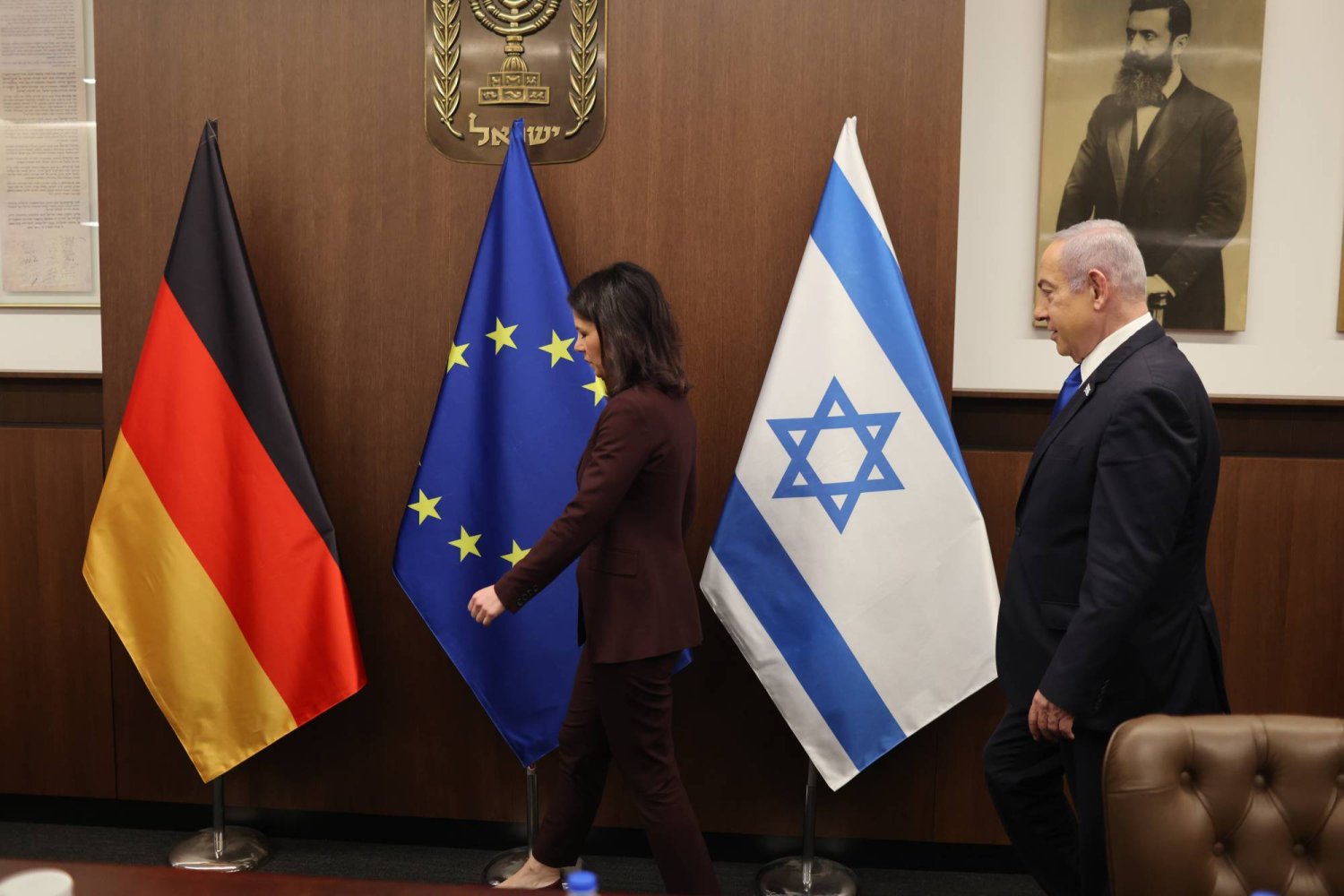 رئيس الحكومة الإسرائيلية بنيامين نتنياهو ووزيرة الخارجية الألمانية أنالينا بيربوك في القدس يوم 17 أبريل الحالي (د.ب.أ)