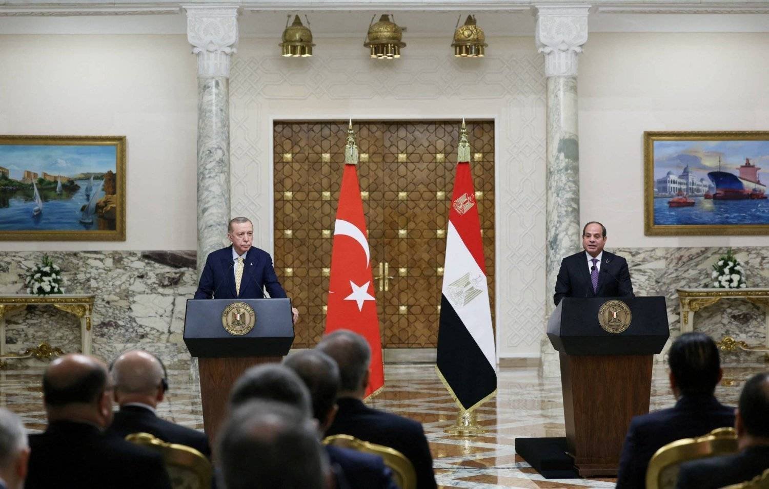 الرئيسان المصري والتركي خلال مؤتمر صحافي بالقاهرة في فبراير الماضي (الرئاسة التركية - رويترز)