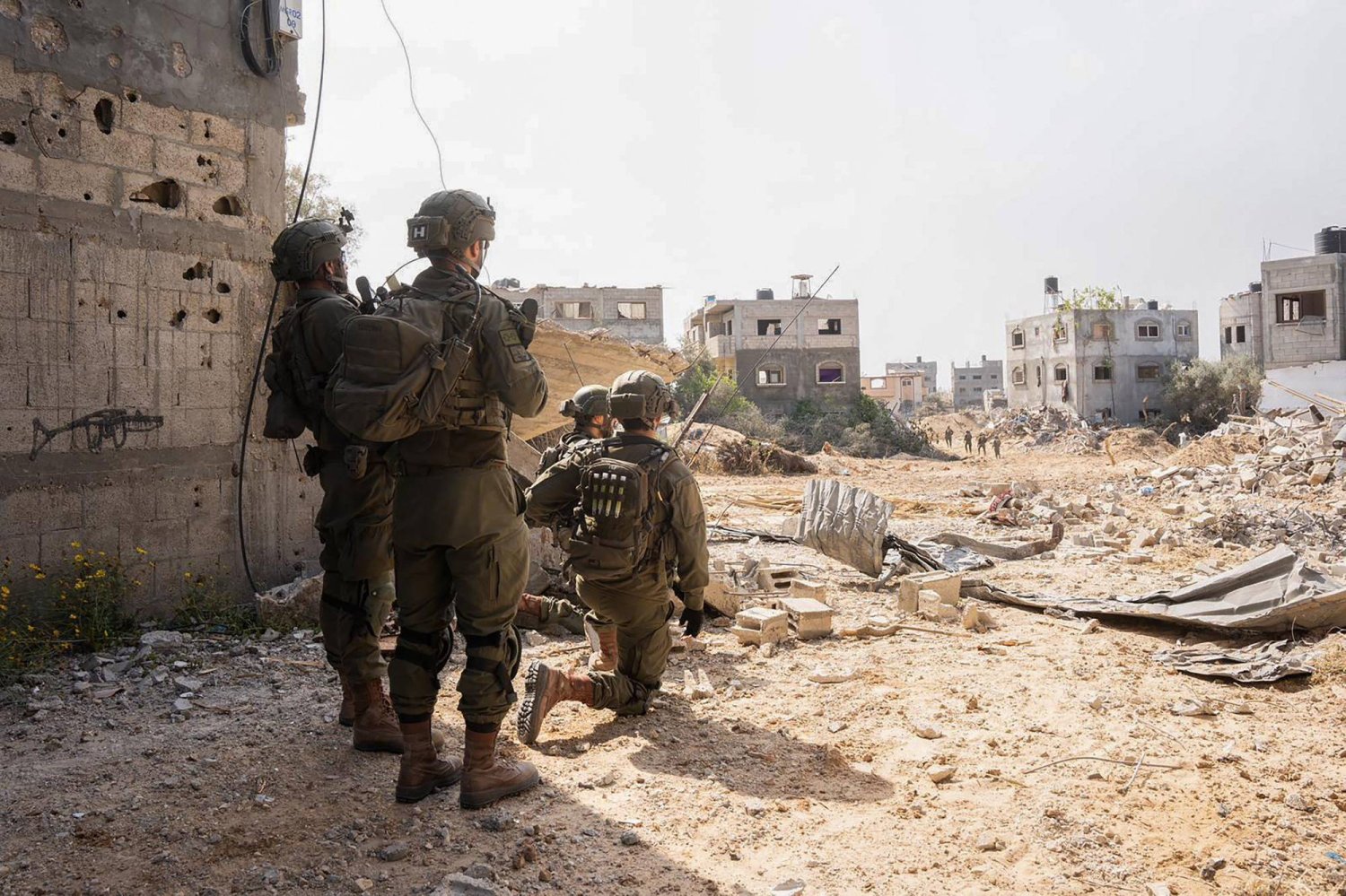 جنود إسرائيليون خلال مواجهات في قطاع غزة يوم الخميس (الجيش الإسرائيلي - أ.ف.ب)