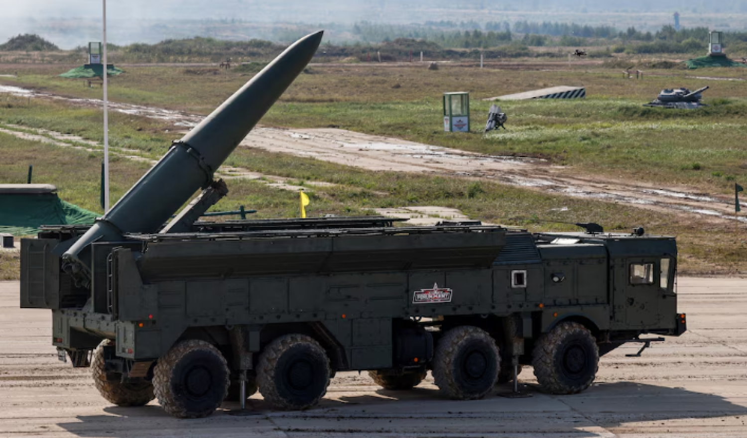 صاروخ إسكندر على عربة إطلاق خلال المنتدى العسكري الدولي خارج موسكو عام 2022 (رويترز)