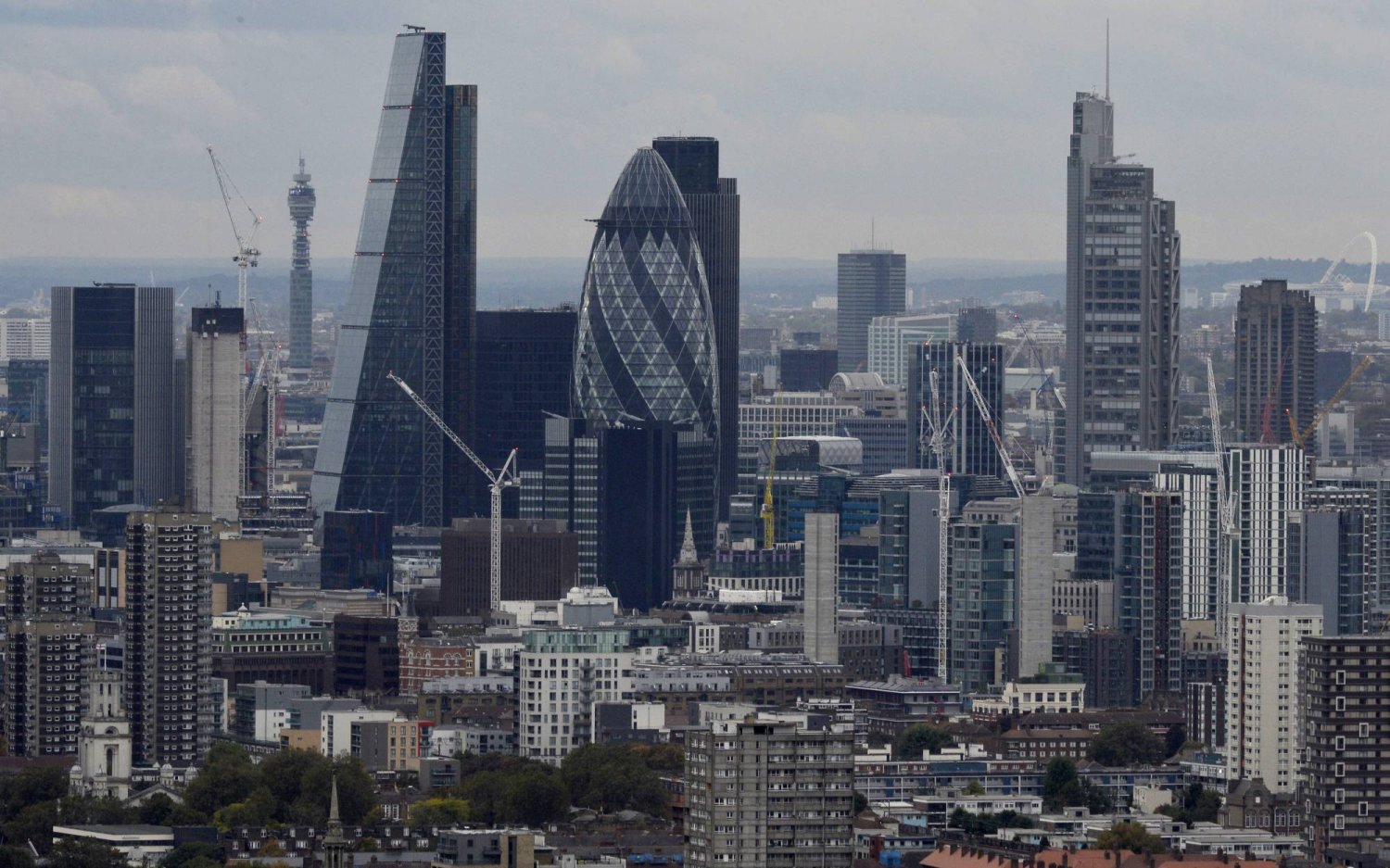منظر عام للحي المالي في لندن (رويترز)