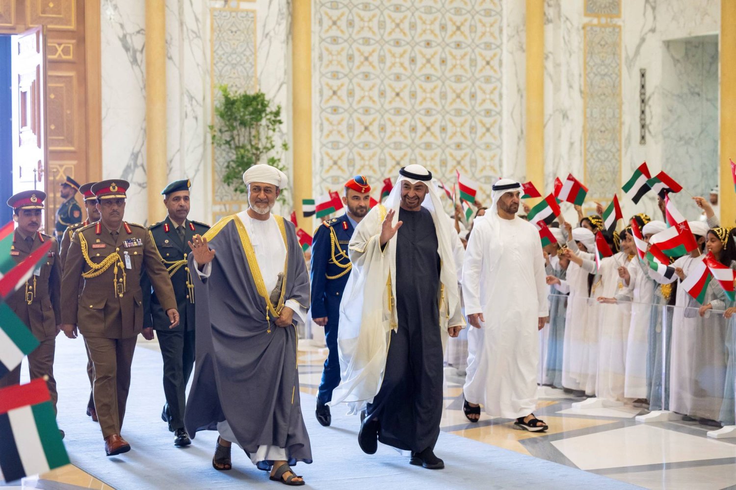 الشيخ محمد بن زايد رئيس دولة الإمارات خلال استقباله السلطان هيثم بن طارق في أبوظبي 22 أبريل 2024 (رويترز)