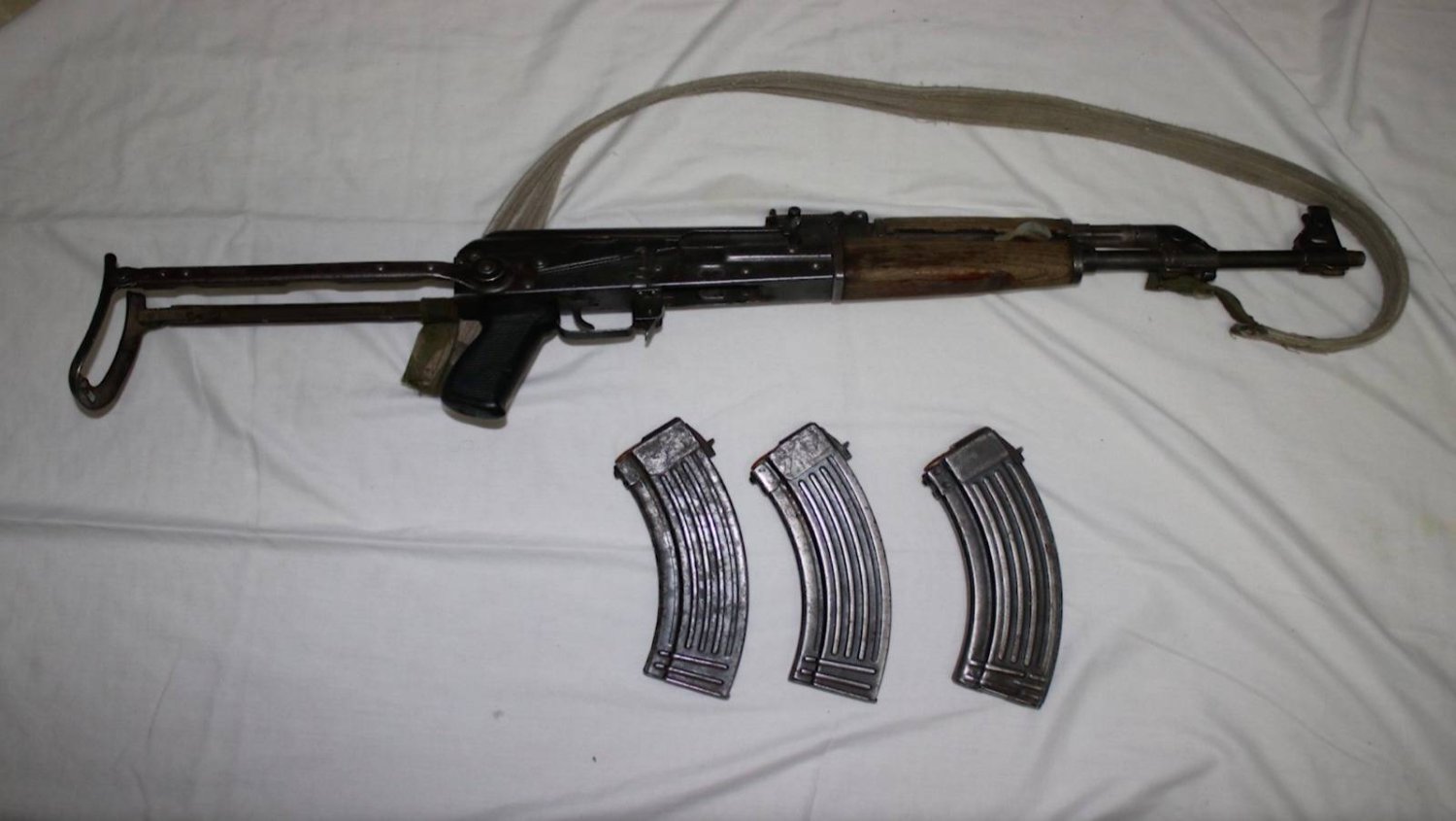 سلاح وأغراض المتشدد الذي قتله الجيش (وزارة الدفاع الجزائرية)