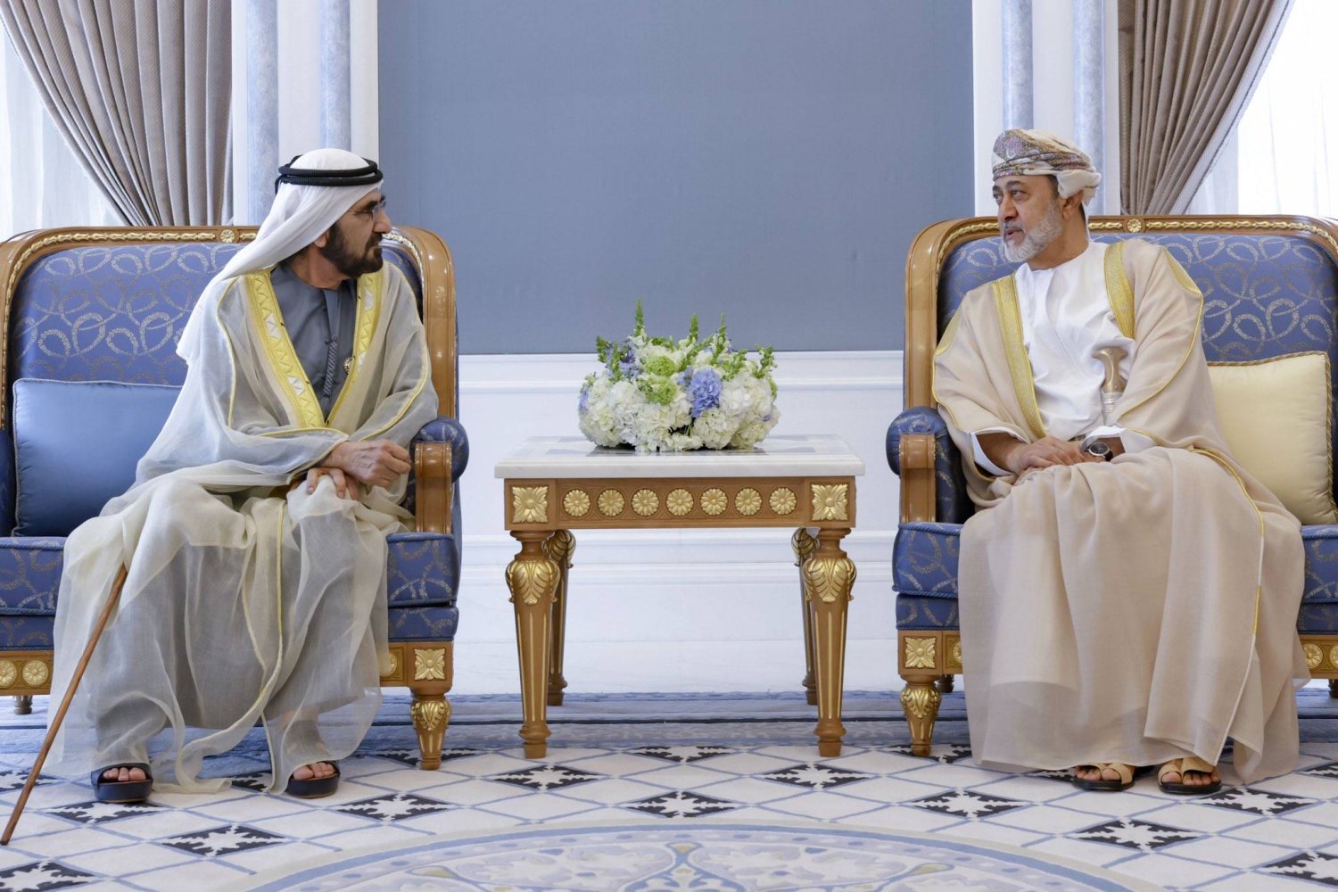 السلطان هيثم بن طارق يلتقي الشيخ محمد بن راشد خلال زيارة دولة التي يقوم بها إلى الإمارات (وام)