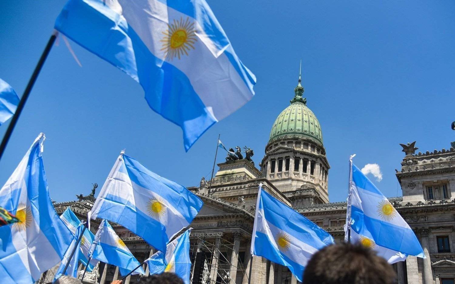 أعلام الأرجنتين في أحد الميادين بالعاصمة بوينس آيرس (رويترز)