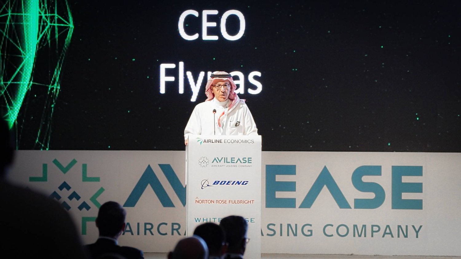 بندر المهنا متحدثاً للحضور في مؤتمر «اقتصادات شركات الطيران» الذي تستضيفه الرياض (الشرق الأوسط)