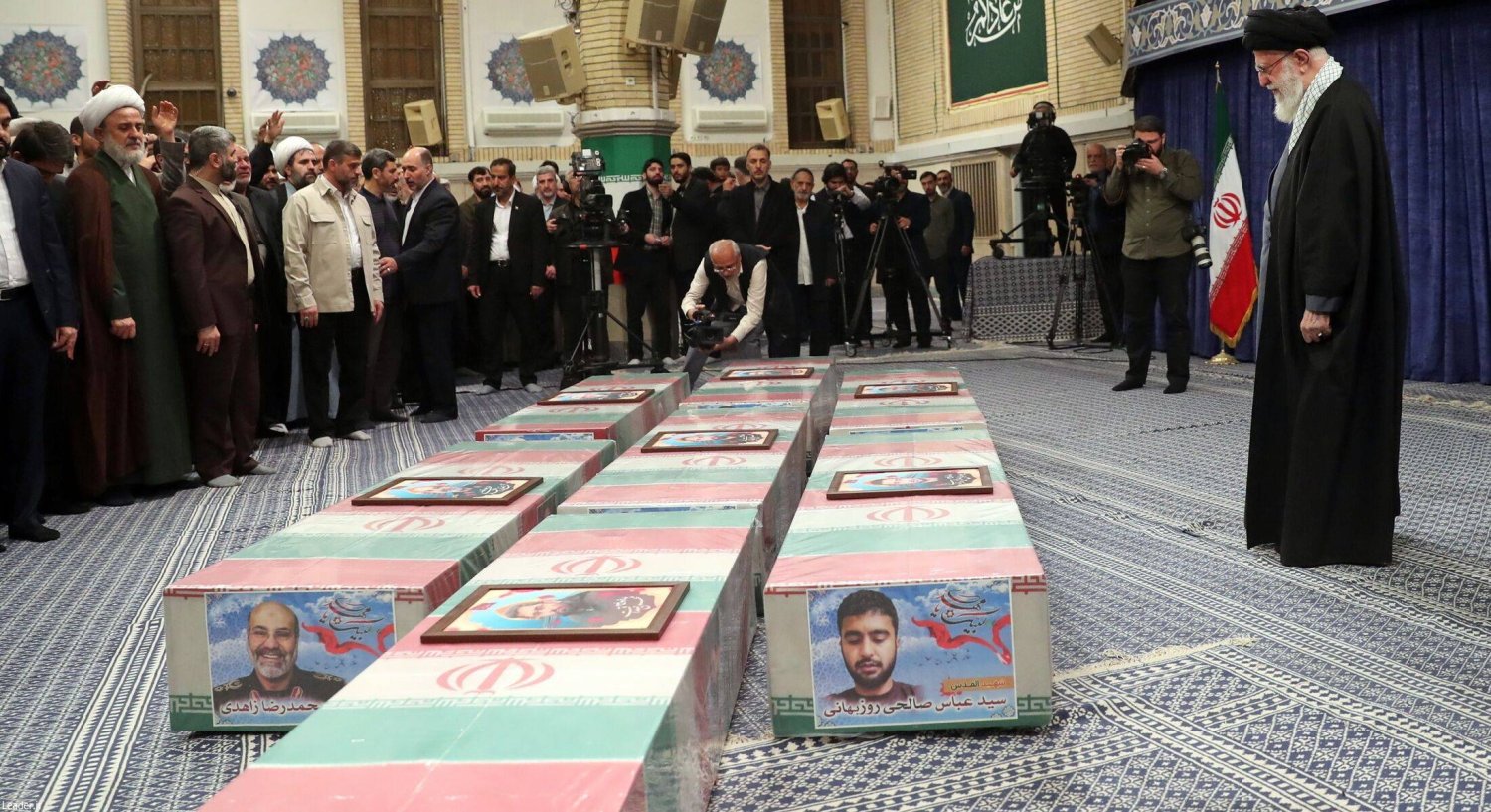 خامنئي يقف أمام جثث 7 من ضباط «الحرس الثوري» قضوا في ضربة القنصلية الإيرانية (إ.ب.أ)