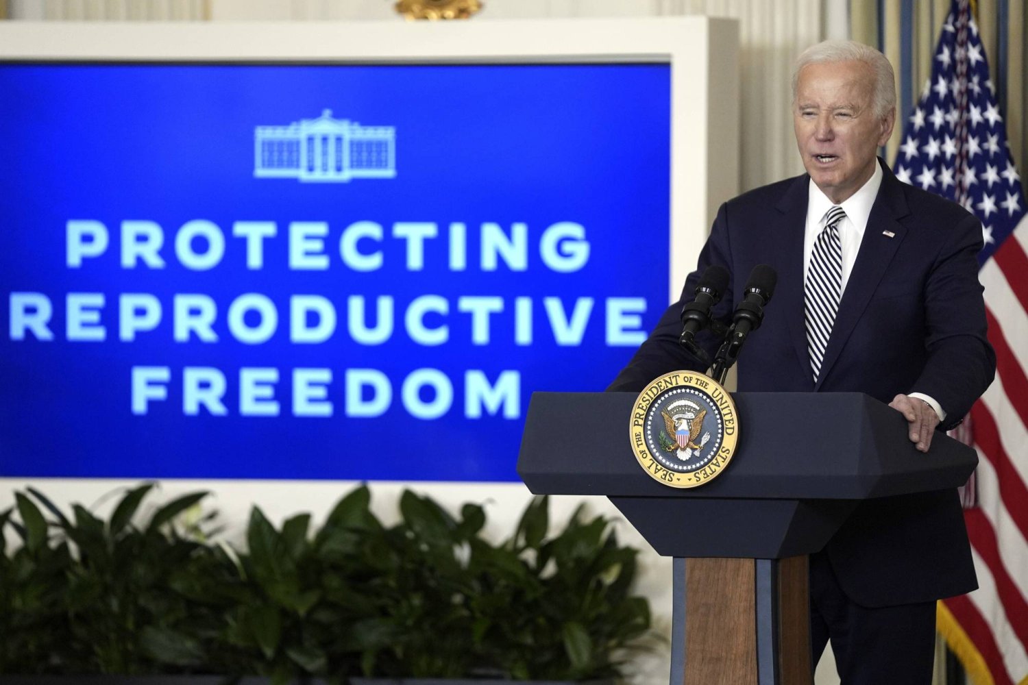 الرئيس الأميركي جو بايدن يلقي كلمة عن حماية حرية التكاثر خلال اجتماع بالبيت الأبيض في 22 يناير 2024 (أ.ب)
